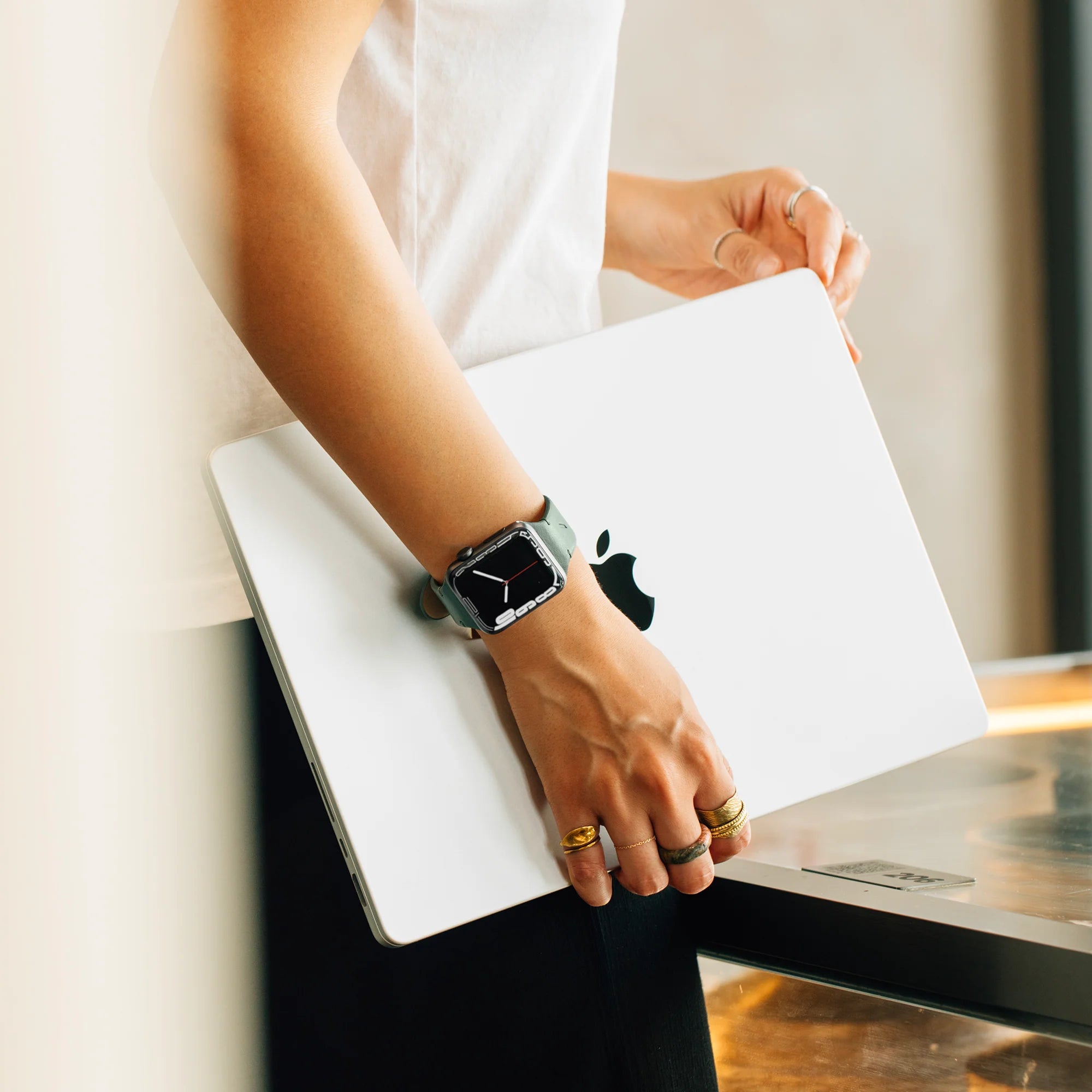 Native Union Classic Serisi Apple Watch kordon entegre bağlantı yapısı
