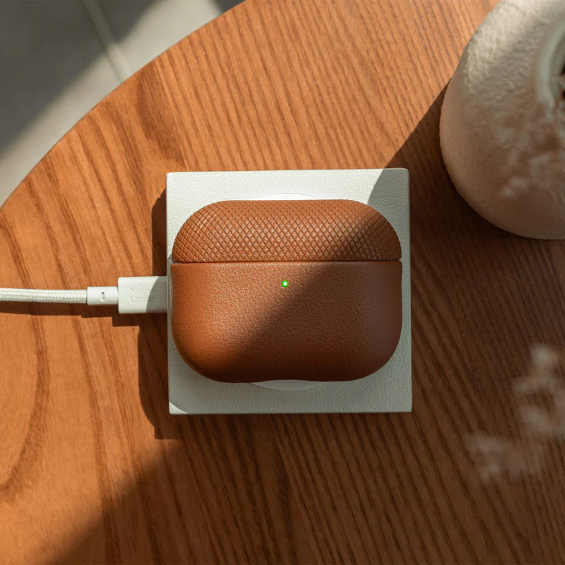 Apple AirPods Pro 3 Kılıf Qi M-Safe Şarj Özellikli Native Union Classic Serisi Suni Deri Kapak Kahverengi