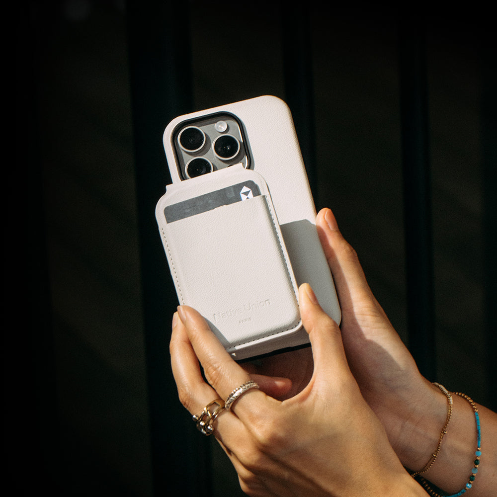 Active Serisi iPhone 16 Pro Magsafe Uyumlu Deri Dokulu Beyaz Kılıf